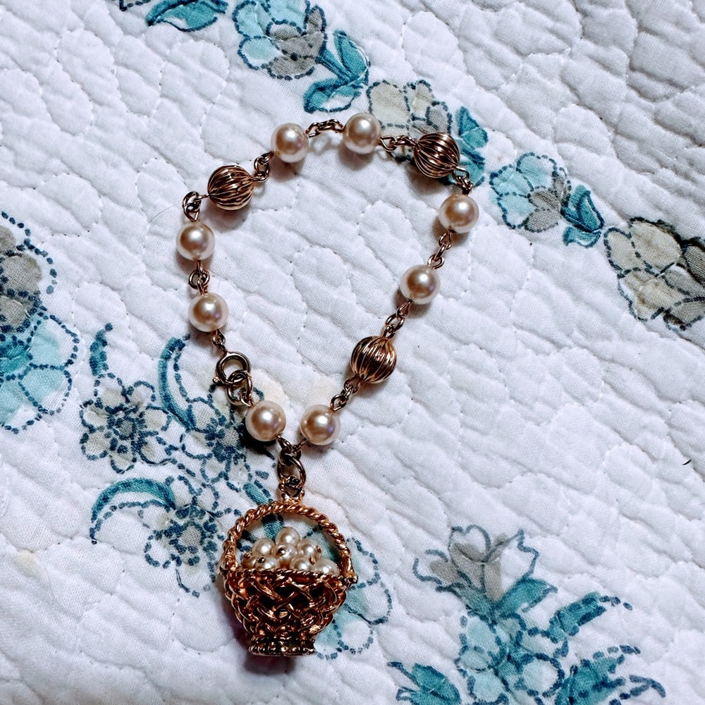 Vintage “Quality” Pearl/Goldtone bracelet/charm